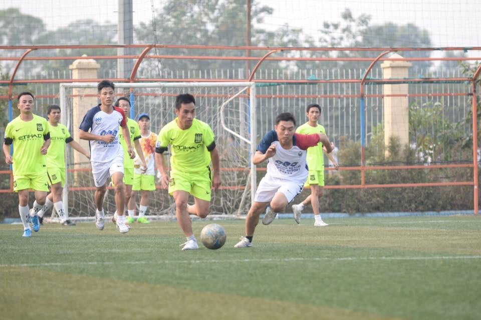 Nguyễn Tuấn Tú và đồng đội đá bóng