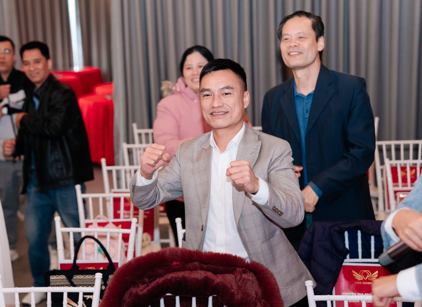 Nguyễn Tuấn Tú tham gia hoạt động tập thể