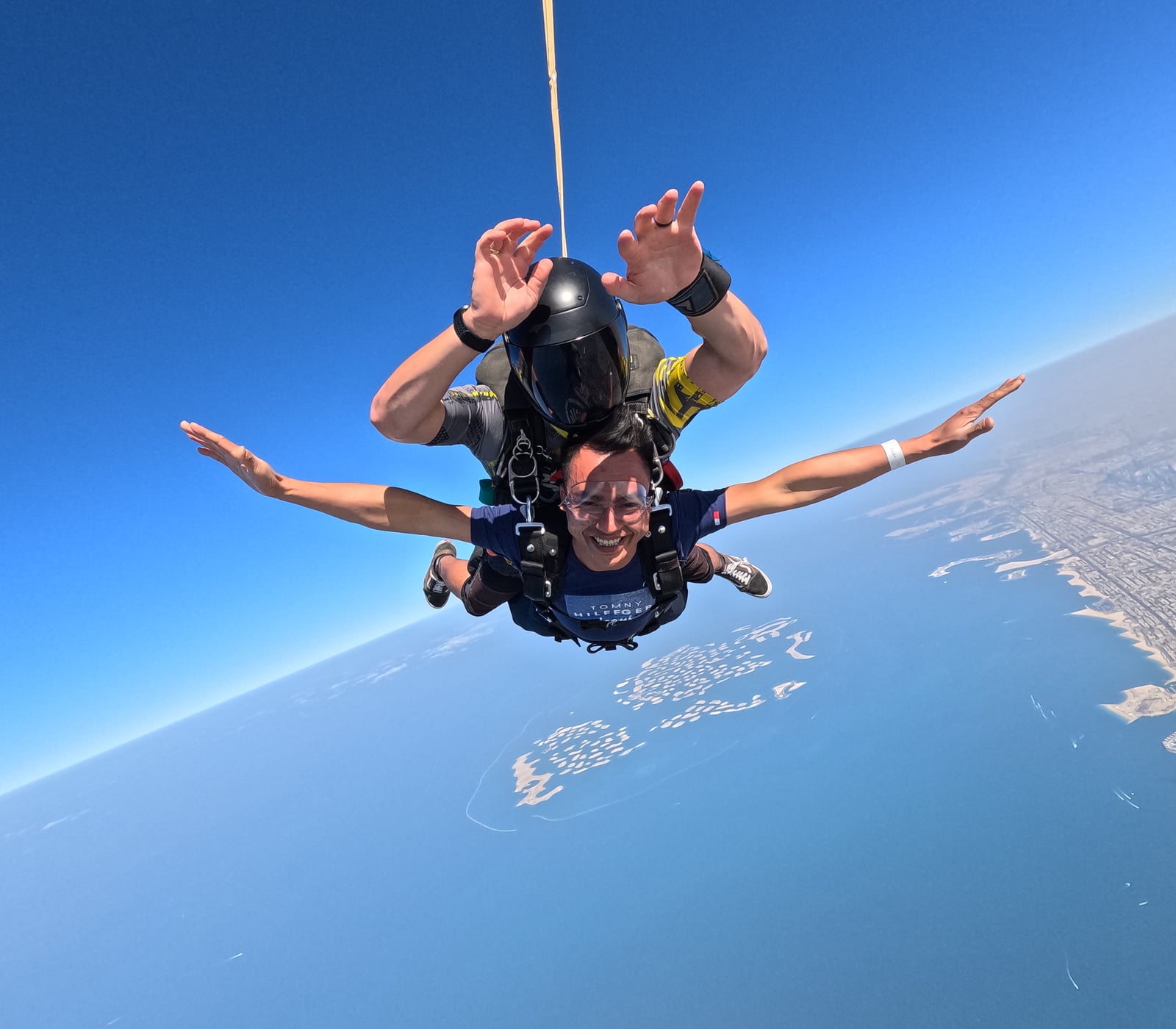 Nguyễn Tuấn Tú nhảy dù đôi trên bầu trời Dubai