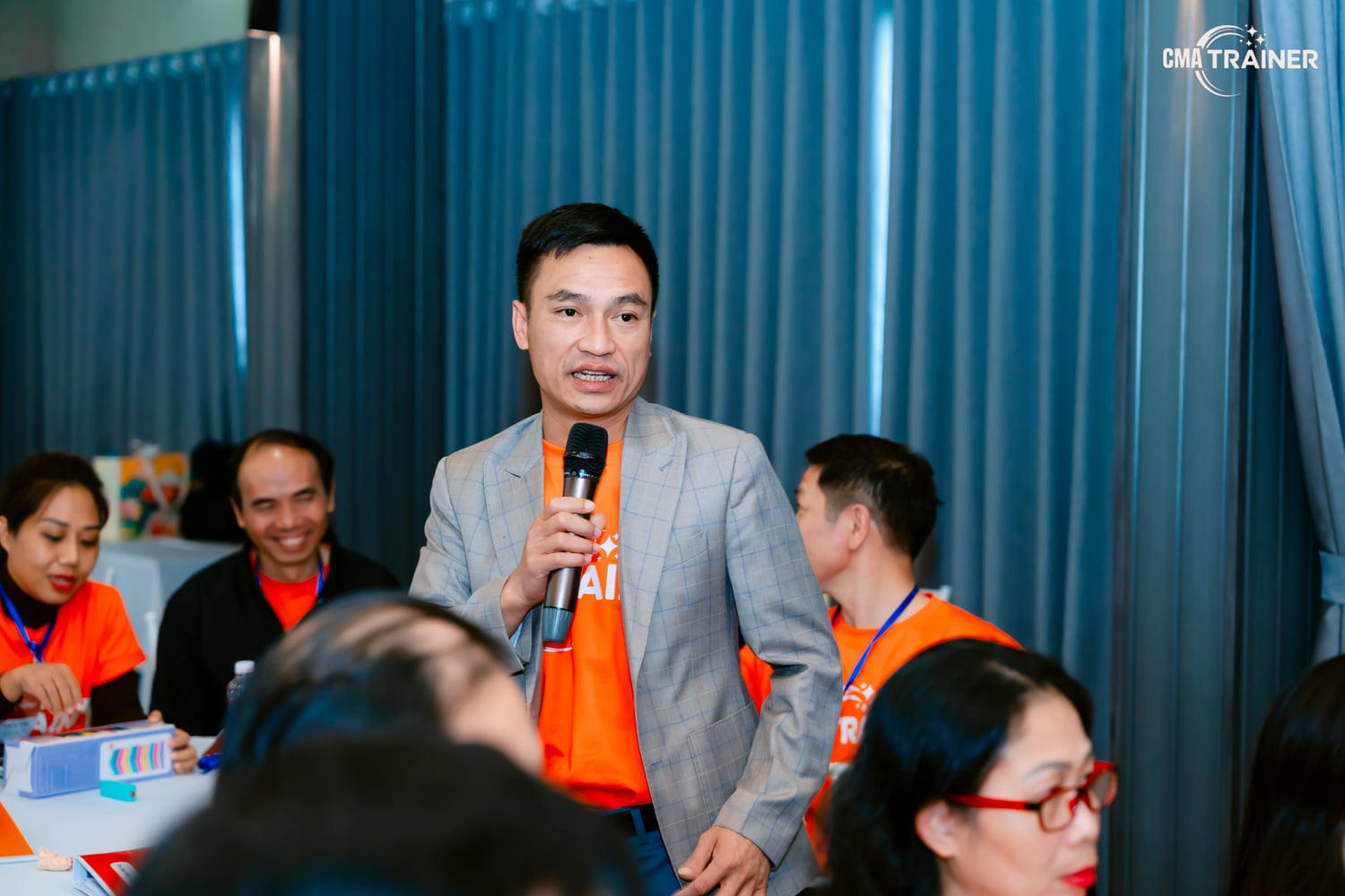 Nguyễn Tuấn Tú trao đổi trong một lớp học